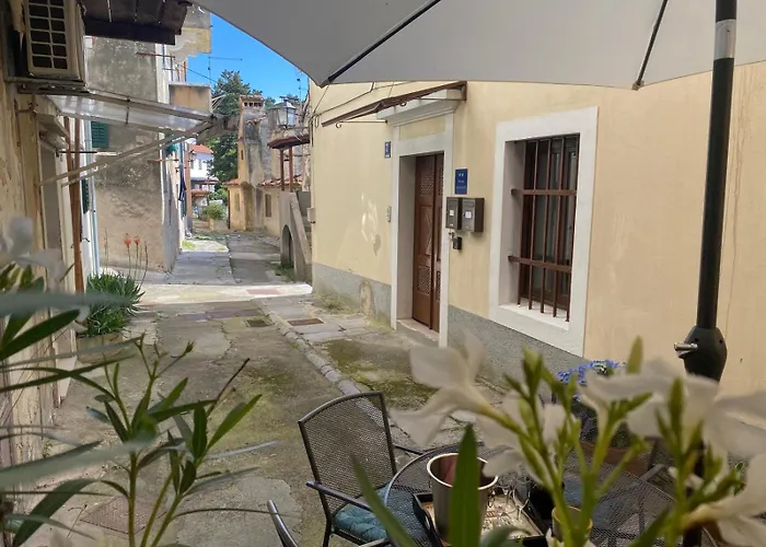 Mirna - What Is What Get Apartamento *